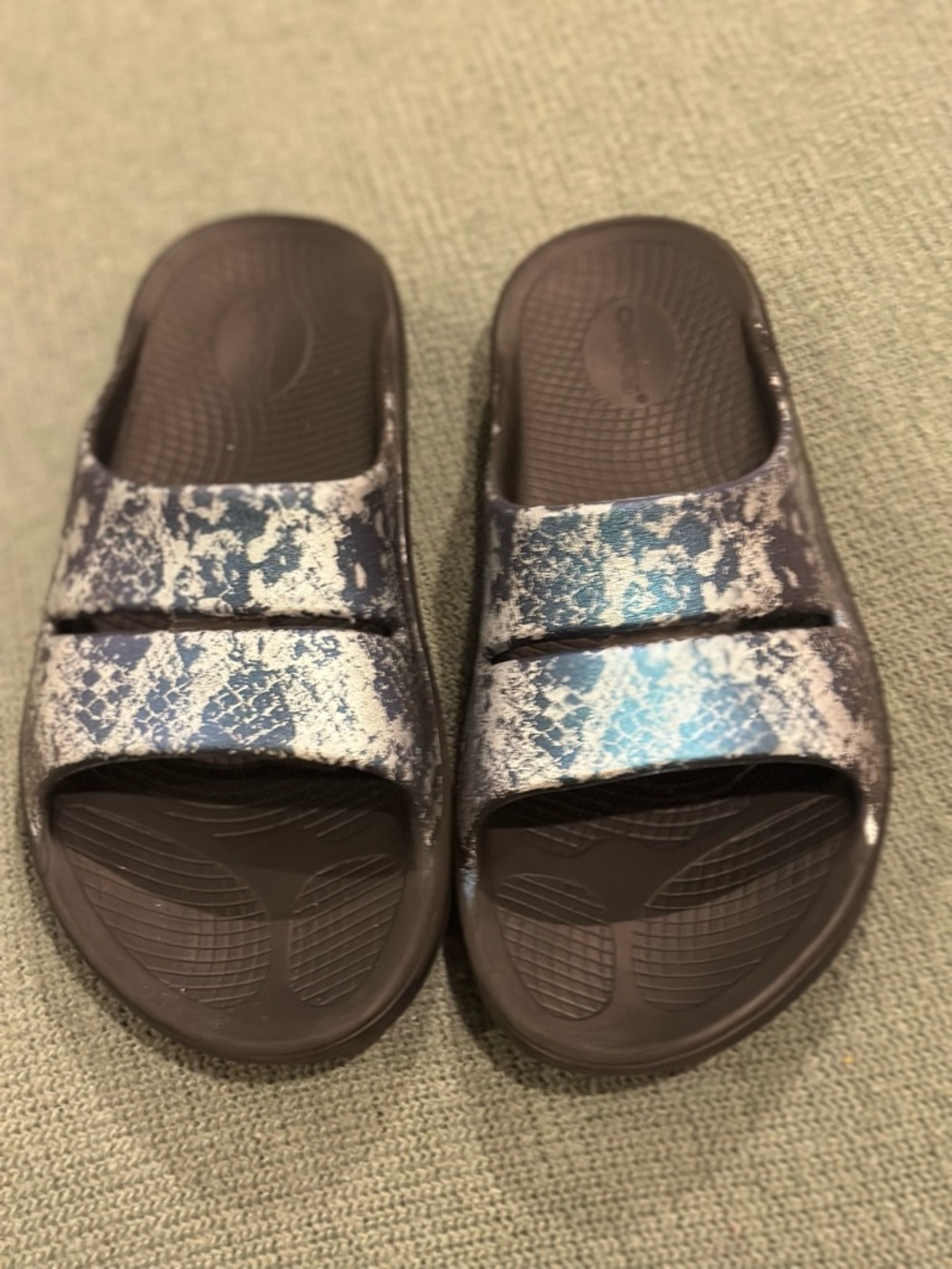 OOFOS OOaah Slides Iridescent Snake Pattern Women’s Size 11 (Men 9)